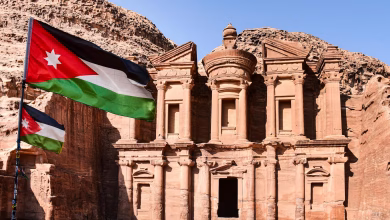 الواجهة الصخرية الوردية لخزنة البتراء في الأردن بين الجبال النبطية،
