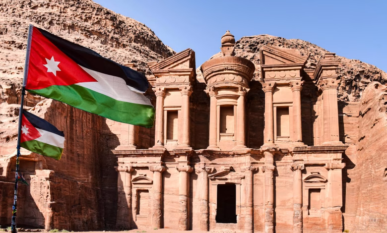 الواجهة الصخرية الوردية لخزنة البتراء في الأردن بين الجبال النبطية،