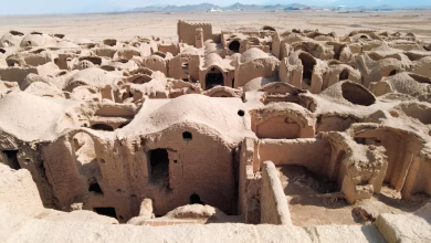 ساحة البلدة القديمة في براغ مع برج الساعة الفلكية والعمارة القوطية ا