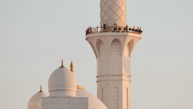 جامع الشيخ زايد الكبير في أبوظبي بقبابه البيضاء ومآذنه الرشيقة وساحاته الرخامية، تحفة العمارة الإسلامية ومعلم بارز للسياحة ال