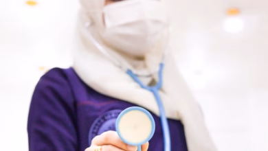 جزيرة في في في تايلاند مع مياه بحر فيروزية وخلجان صخرية وجبال خضراء ت