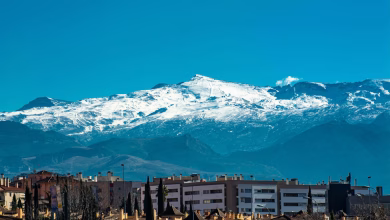 منحدرات التزلج في جبال سييرا نيفادا المغطاة بالثلوج في إسبانيا مع قم
