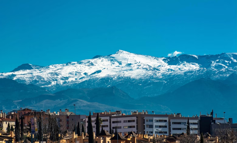 منحدرات التزلج في جبال سييرا نيفادا المغطاة بالثلوج في إسبانيا مع قم