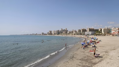 شواطئ ماربيا الفاخرة على ساحل إسبانيا مع مياه زرقاء ورمال ذهبية ومنت