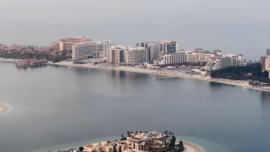 مطعم تحت الماء فاخر في المالديف يطل على الشعاب المرجانية الزرقاء وسط