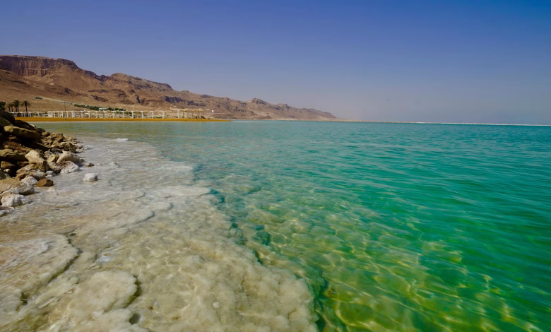 منتجعات وفنادق مطلة على البحر الميت في الأردن مع المياه المالحة والج