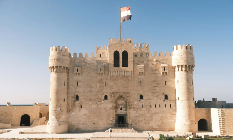 قلعة عجلون التاريخية في الأردن على قمة جبلية محاطة بإطلالات جبلية خض