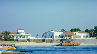 واجهة بحرية في مدينة الملك عبدالله الاقتصادية قرب جدة مع منتجعات حديثة ومياه البحر الأحمر الهادئة، مشهد سياحة بحرية فاخر ومين
