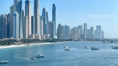 أفق دبي مع برج خليفة وناطحات السحاب الحديثة على طول شارع الشيخ زايد وقت الغروب، مشهد حضري يوضح تكلفة دبي ورحلة 5 أيام في الخل