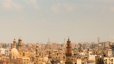 أهرامات الجيزة وأبو الهول في مصر مع الصحراء الذهبية والسماء الصافية